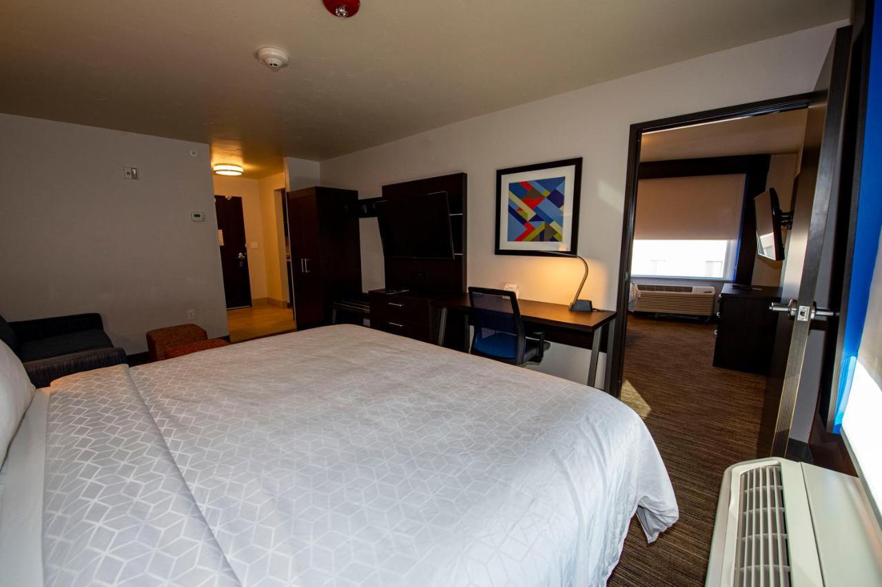 Holiday Inn Express & Suites - Colorado Springs Afa Northgate By Ihg Exterior photo
