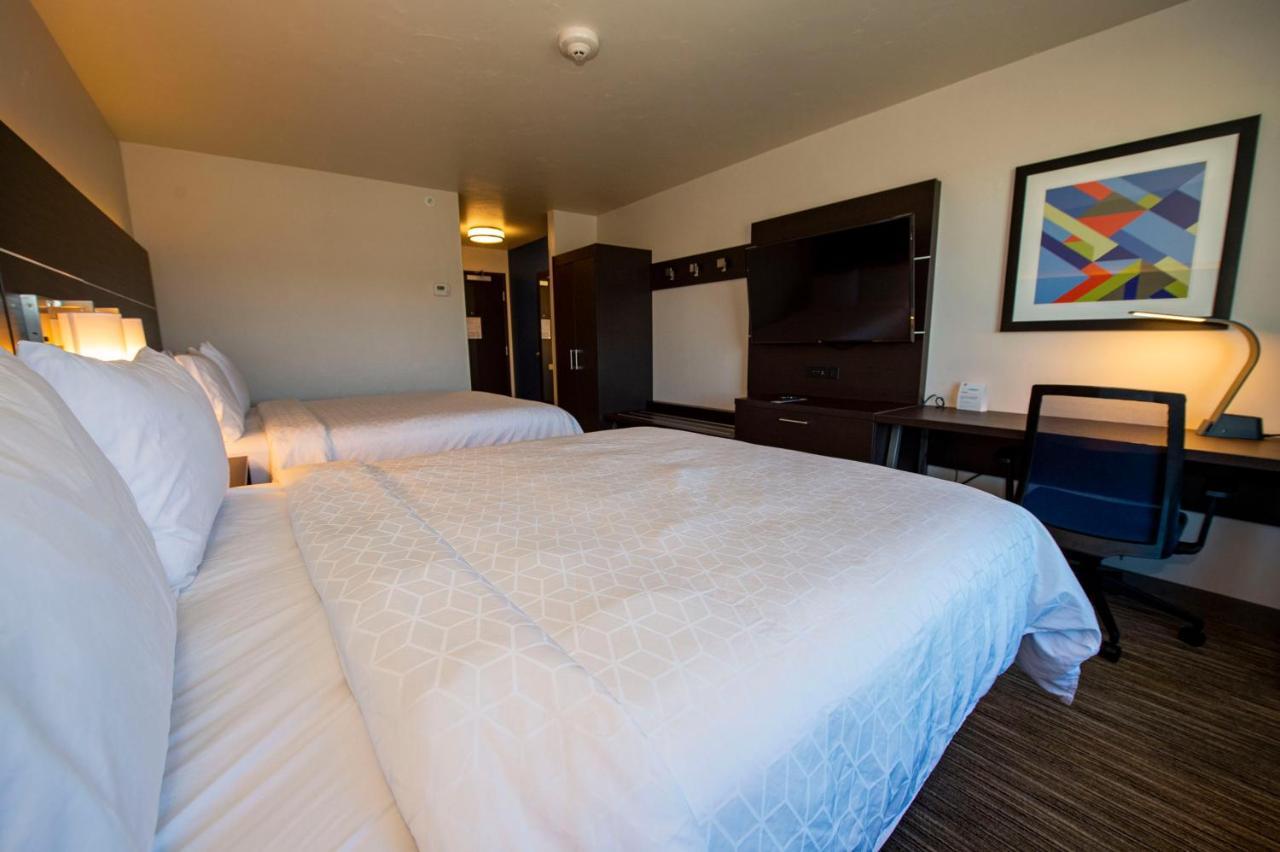 Holiday Inn Express & Suites - Colorado Springs Afa Northgate By Ihg Room photo